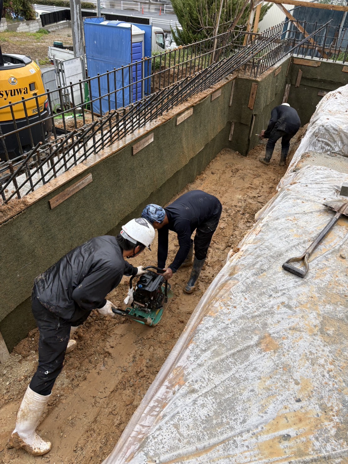 深基礎の埋戻し土の締固め中